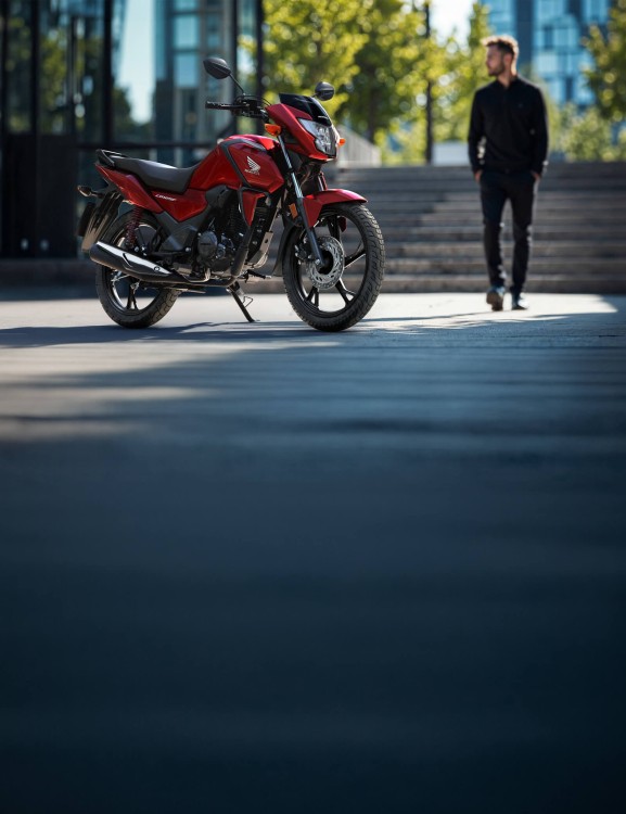 CB125F 2026-cb125f-product-page-mobile-banner-1600-x-2080