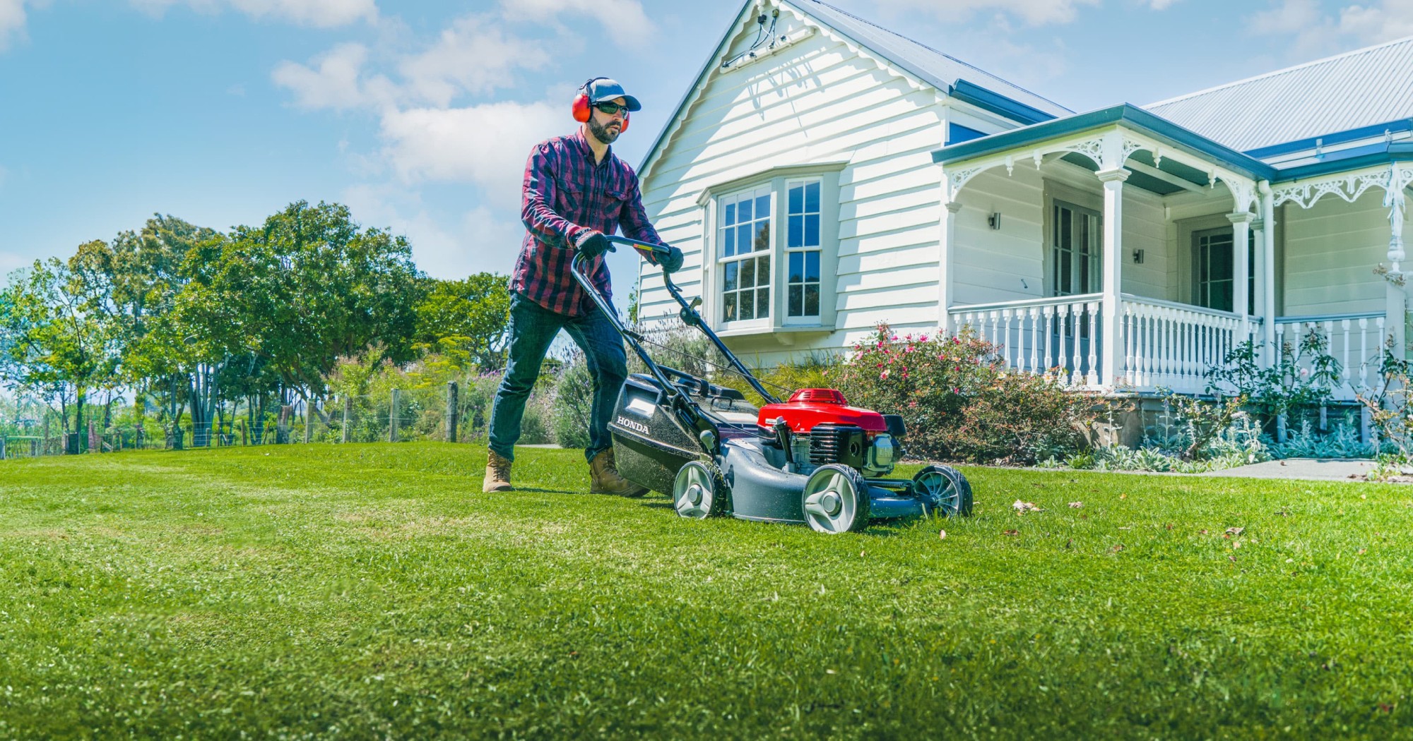 hru196m2_lawn_mower_product_page_hero_desktop_3200x1680-min